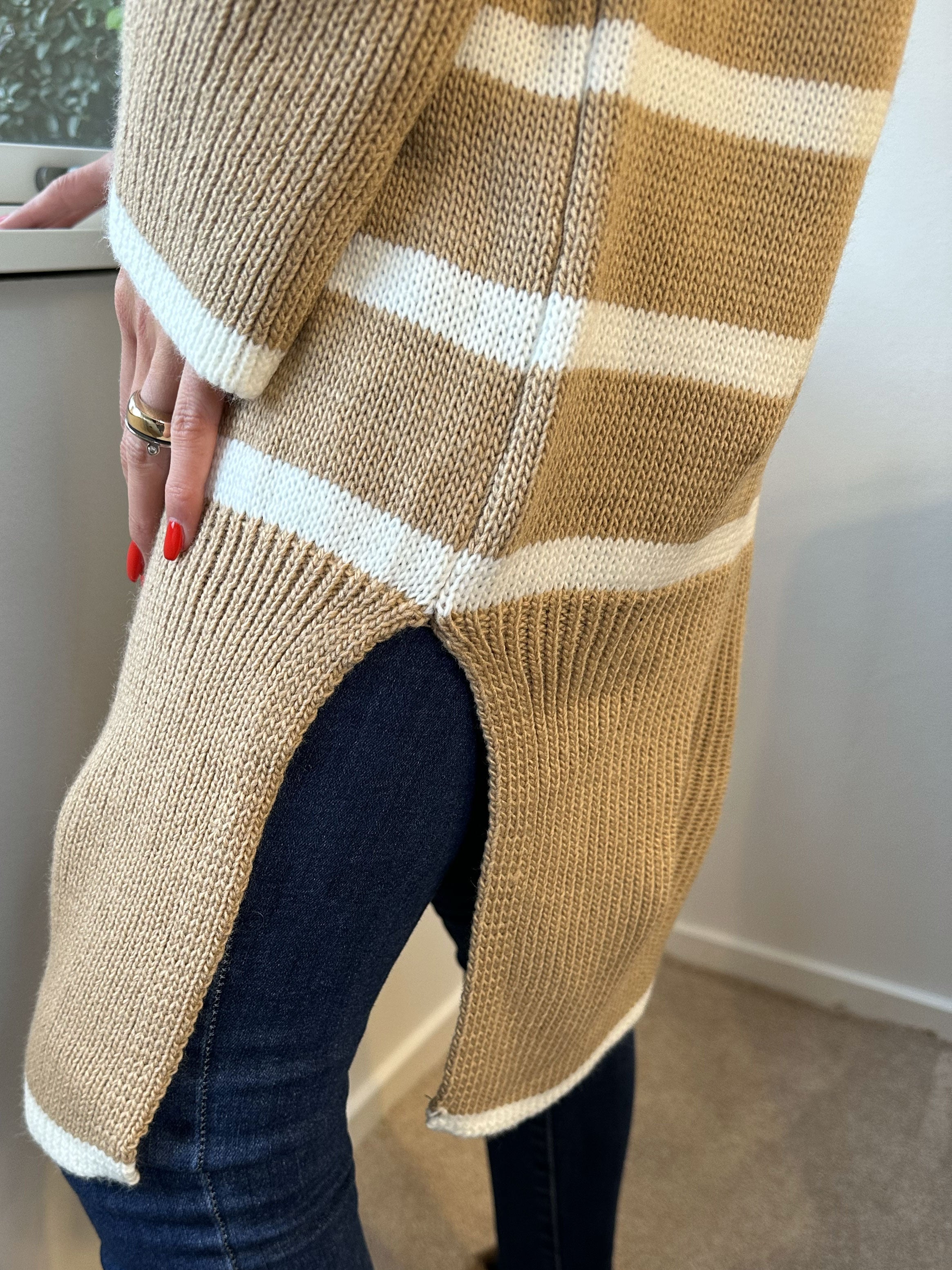 Safiya - Söt stickad klänning med ränder